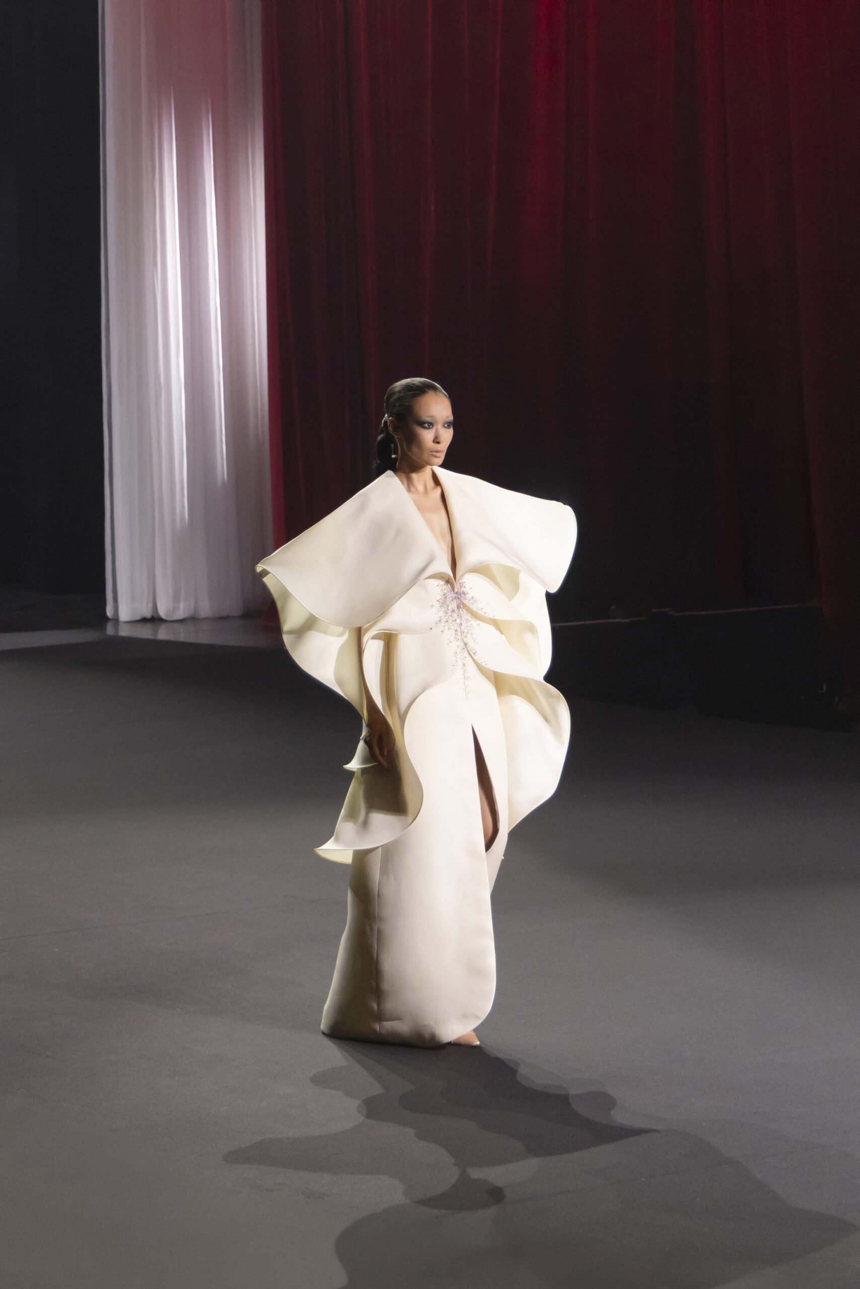 Stéphane Rolland et le fantôme de Dalida : quand la Haute Couture ressuscite une icône 35 SR HC FW2627 LOOK 012 scaled