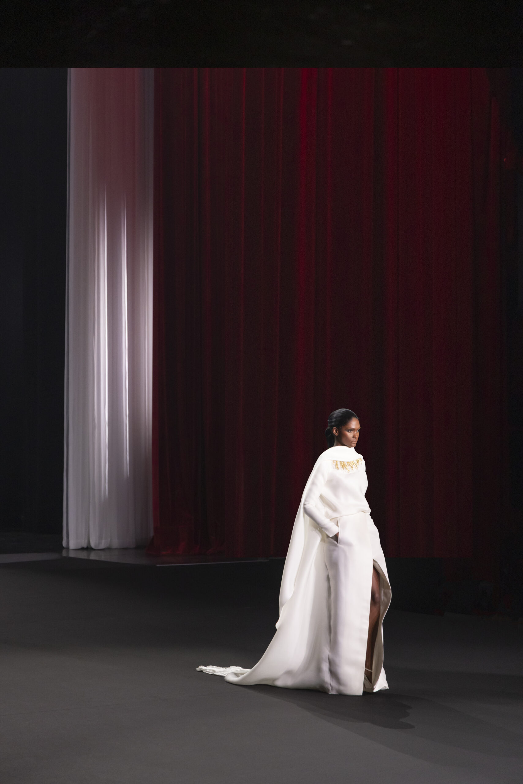 Stéphane Rolland et le fantôme de Dalida : quand la Haute Couture ressuscite une icône 36 SR HC FW2627 LOOK 013 scaled