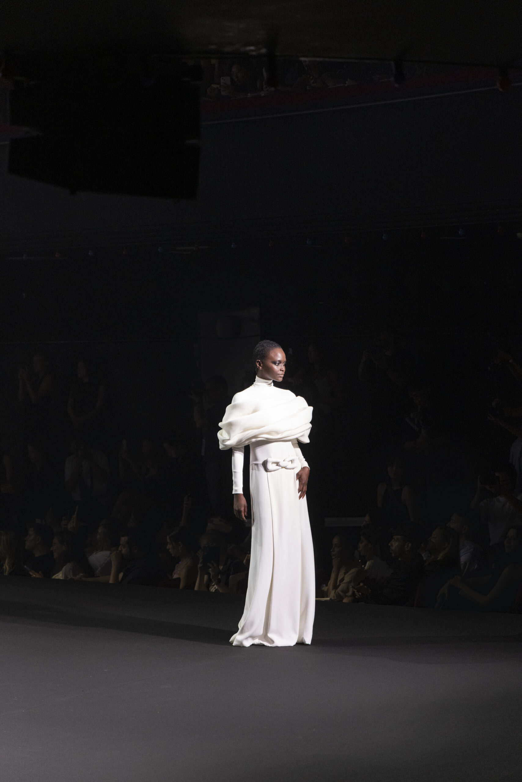 Stéphane Rolland et le fantôme de Dalida : quand la Haute Couture ressuscite une icône 37 SR HC FW2627 LOOK 014 scaled