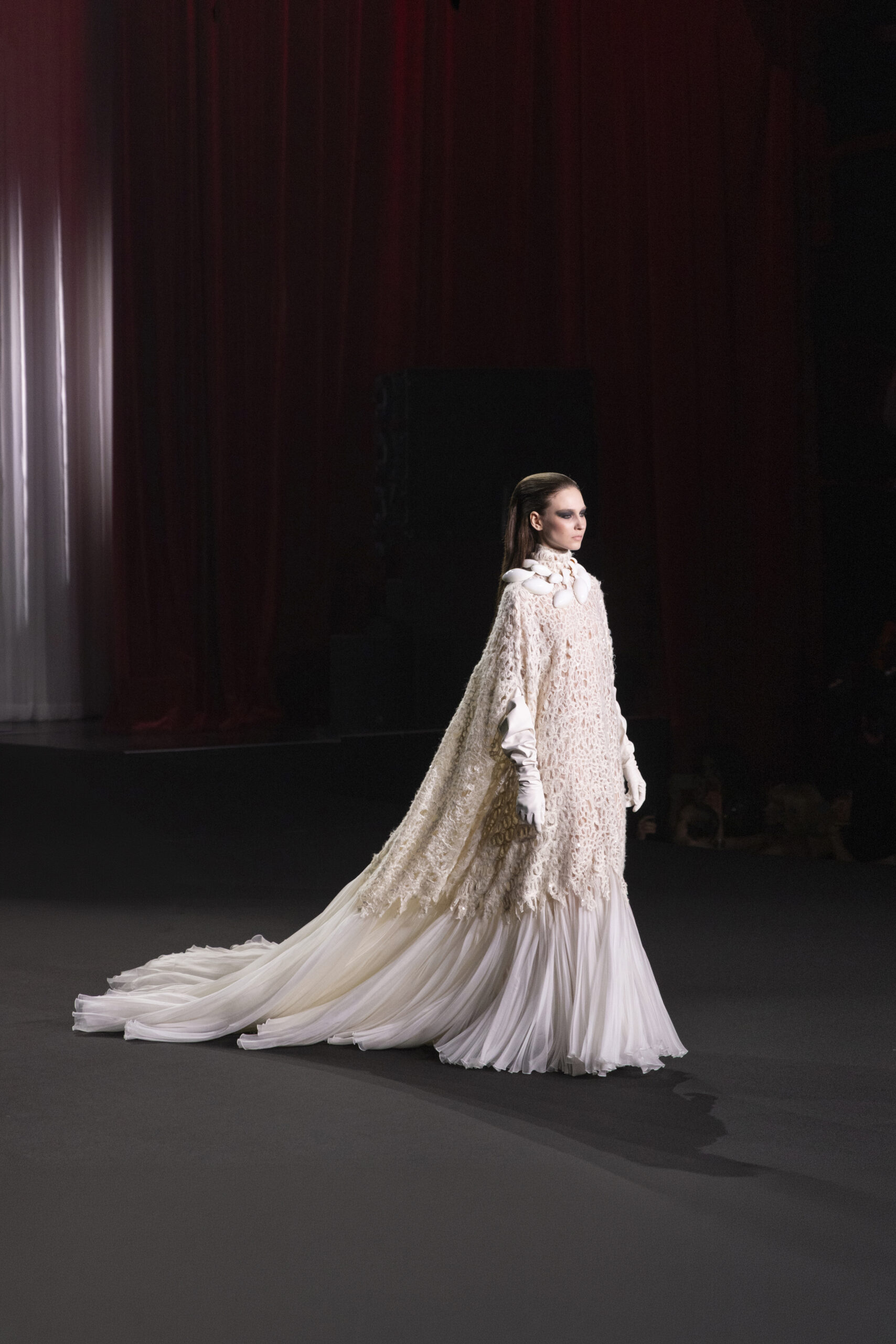 Stéphane Rolland et le fantôme de Dalida : quand la Haute Couture ressuscite une icône 39 SR HC FW2627 LOOK 016 scaled