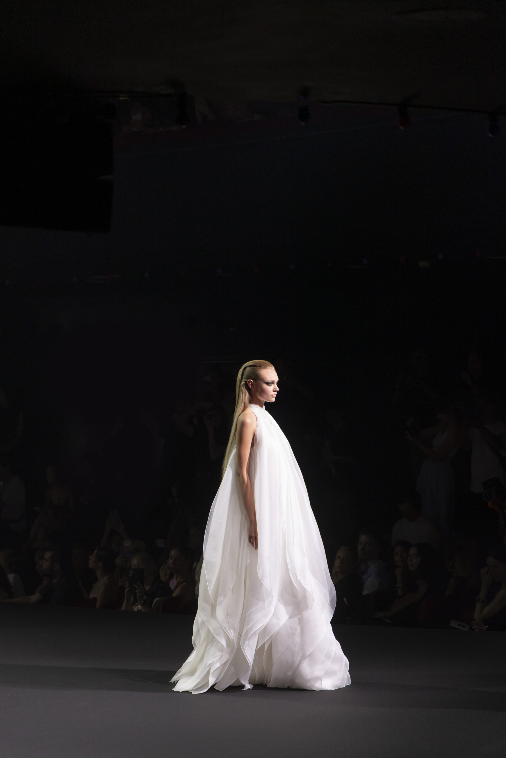 Stéphane Rolland et le fantôme de Dalida : quand la Haute Couture ressuscite une icône 40 SR HC FW2627 LOOK 017 scaled