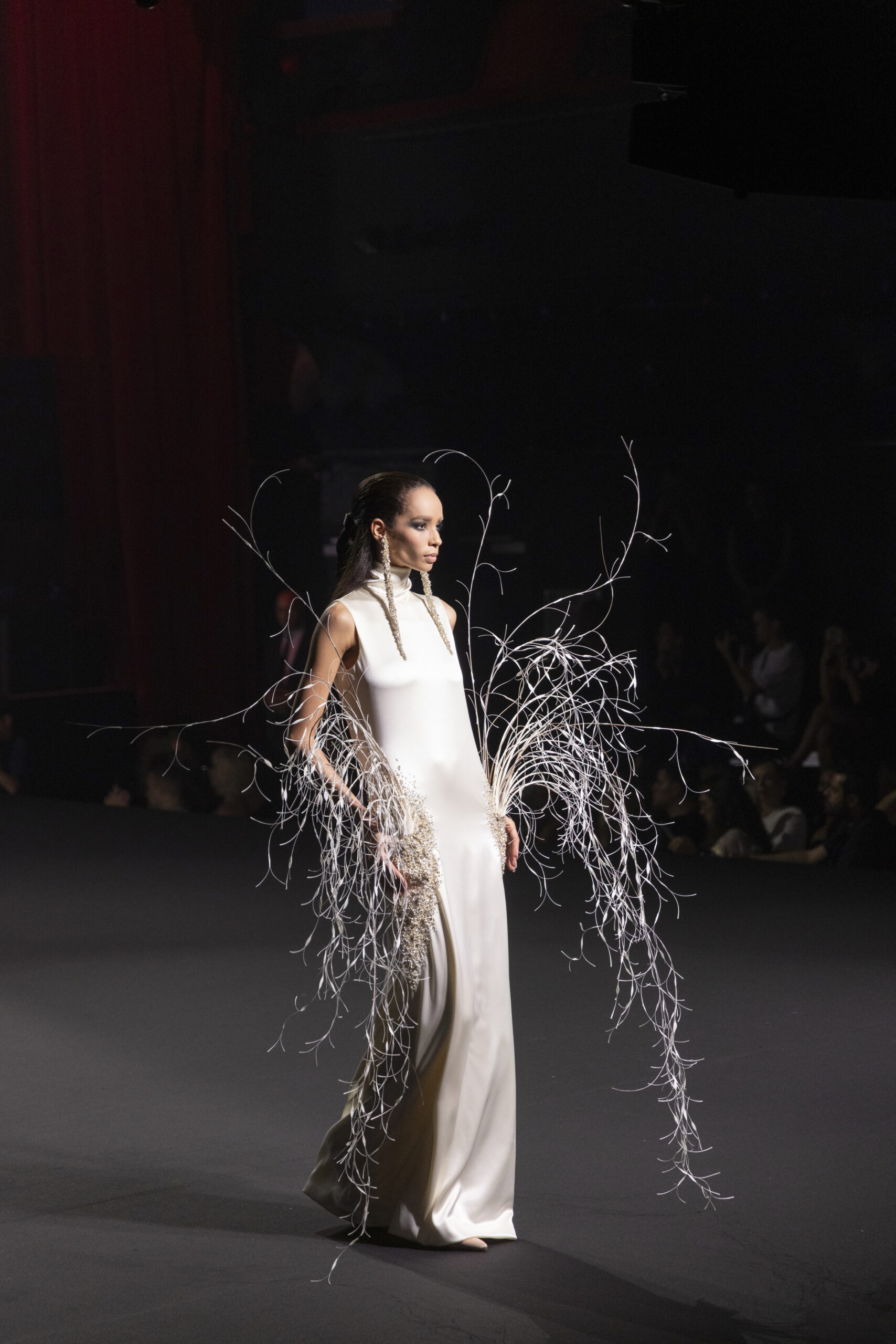 Stéphane Rolland et le fantôme de Dalida : quand la Haute Couture ressuscite une icône 41 SR HC FW2627 LOOK 018 scaled