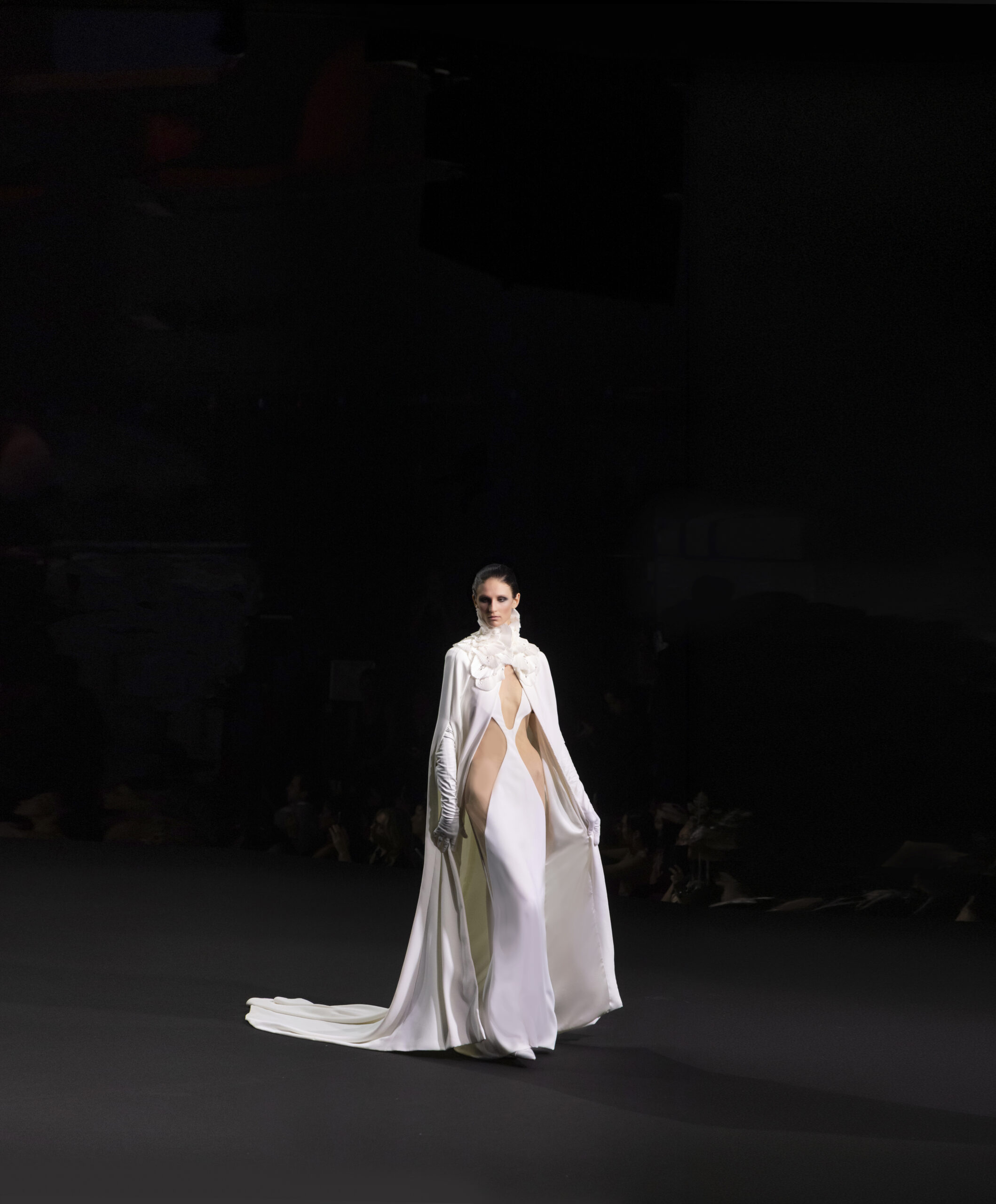 Stéphane Rolland et le fantôme de Dalida : quand la Haute Couture ressuscite une icône 42 SR HC FW2627 LOOK 019 scaled