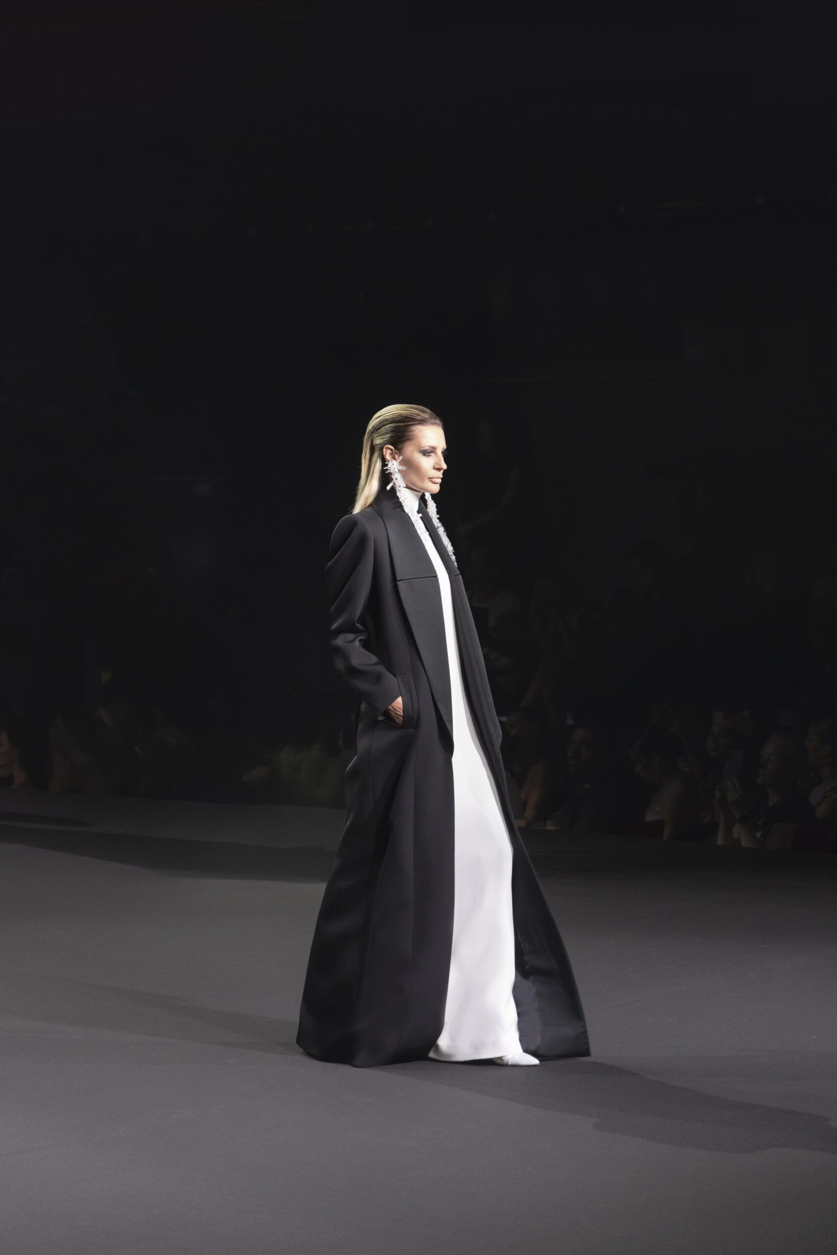 Stéphane Rolland et le fantôme de Dalida : quand la Haute Couture ressuscite une icône 45 SR HC FW2627 LOOK 022 scaled