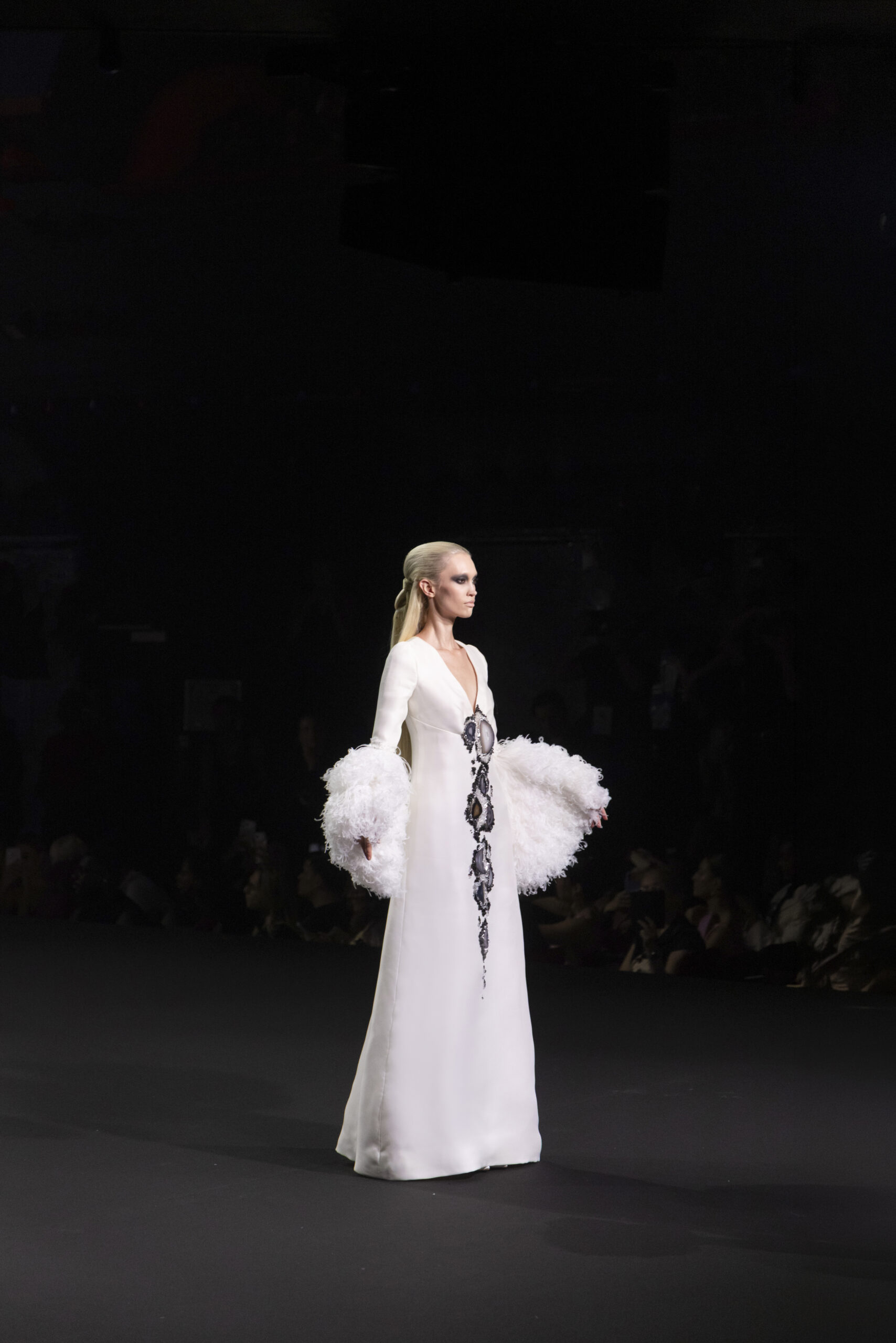 Stéphane Rolland et le fantôme de Dalida : quand la Haute Couture ressuscite une icône 49 SR HC FW2627 LOOK 026 scaled