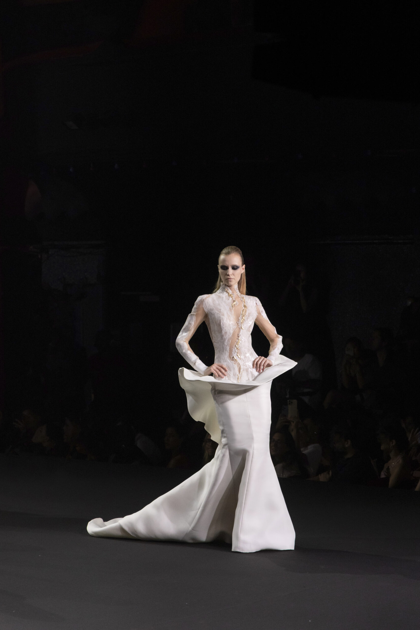 Stéphane Rolland et le fantôme de Dalida : quand la Haute Couture ressuscite une icône 52 SR HC FW2627 LOOK 029 scaled