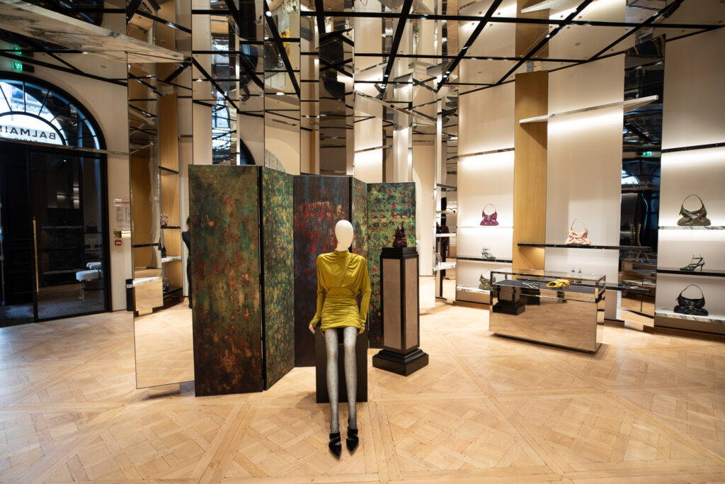 At Balmain, the window display depicts a disappearance 35 Saint Honore Inside 2
