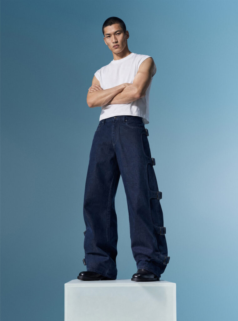 G-STAR x TOMBOGO : le denim pensé comme un système de harnais 26 The Denim Tombogo MEN front crossed arms