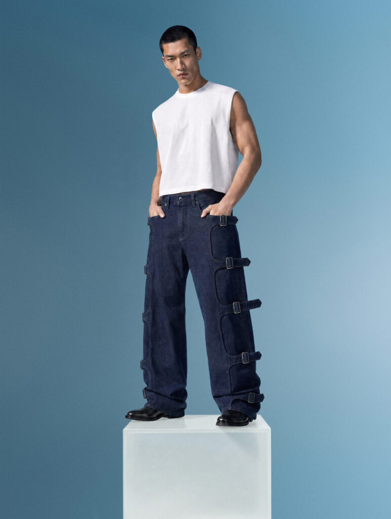 G-STAR x TOMBOGO : le denim pensé comme un système de harnais 31 The Denim Tombogo MEN front hands in pockets