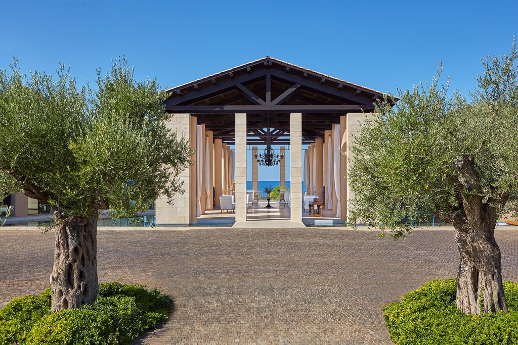 Costa Navarino, ou quand L'Odyssée de Christopher Nolan ramène le voyage vers ses origines 28 The Romanos Lobby exterior 1