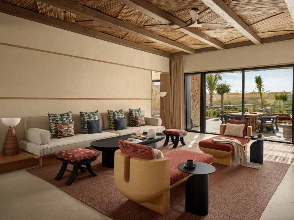AMAALA veut réinventer le voyage bien-être. À quelle échelle peut-on encore appeler cela un sanctuaire ? 89 Three Bedroom Pool Villa Living Room 2