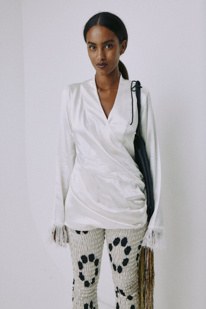 Tigra Tigra tisse une nuit de mousson tropicale pour sa collection 19 76 TigraTigra SS27 LookBook 1558