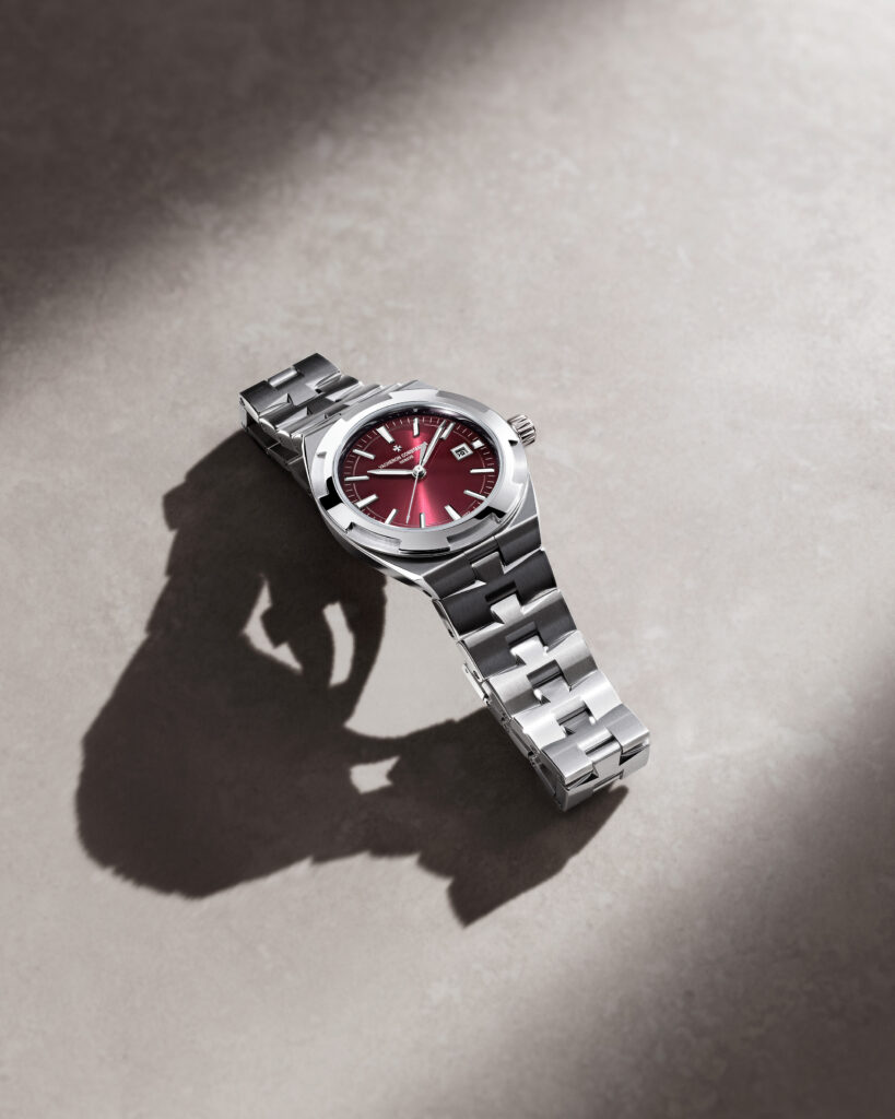 Vacheron Constantin : l'Overseas se met à la couleur de l'été 25 VAC Overseas SelfWinding 4600V 200A H127 StillLife 4x5 1
