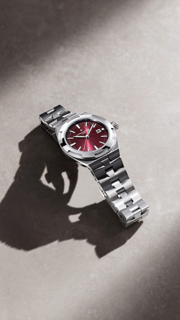 Vacheron Constantin : l'Overseas se met à la couleur de l'été 26 VAC Overseas SelfWinding 4600V 200A H127 StillLife 9x16 1
