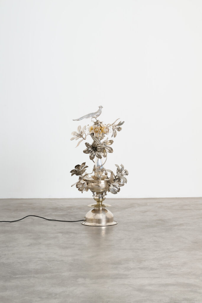 Design Miami Paris choisit, une fois de plus, de ne pas ressembler à une foire 34 Von Pelt Atelier Table Lamp Spring Fountain 2 2025. Silver plated metal Murano glass and electric components. NILUFAR at Design Miami Paris 2026 Image courtesy of NILUFAR