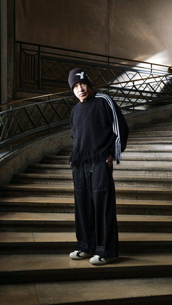 Y-3 FW26 : Mark Gonzales rhabille le vestiaire skate au Palais d'Iéna 25 Y 3 FW26 Mark Gonzales 9x16 1 1