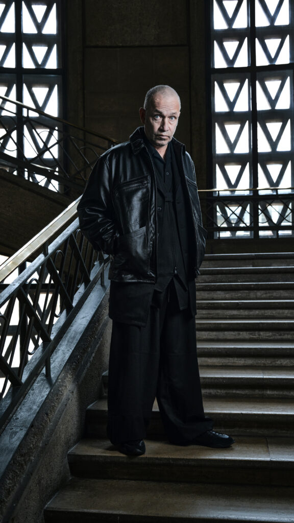 Y-3 FW26 : Mark Gonzales rhabille le vestiaire skate au Palais d'Iéna 34 Y 3 FW26 Mark Gonzales 9x16 10