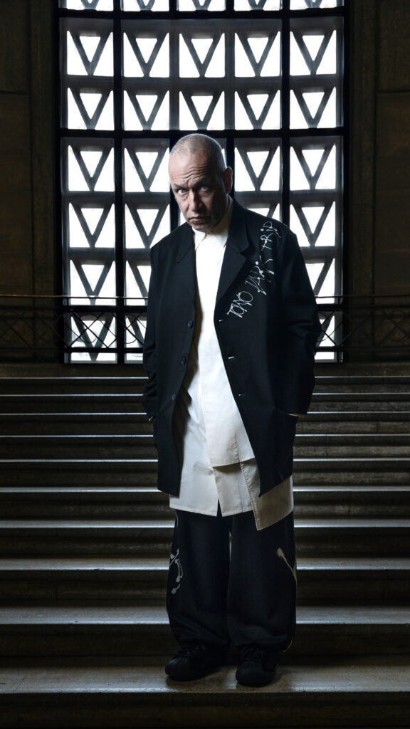 Y-3 FW26 : Mark Gonzales rhabille le vestiaire skate au Palais d'Iéna 35 Y 3 FW26 Mark Gonzales 9x16 11