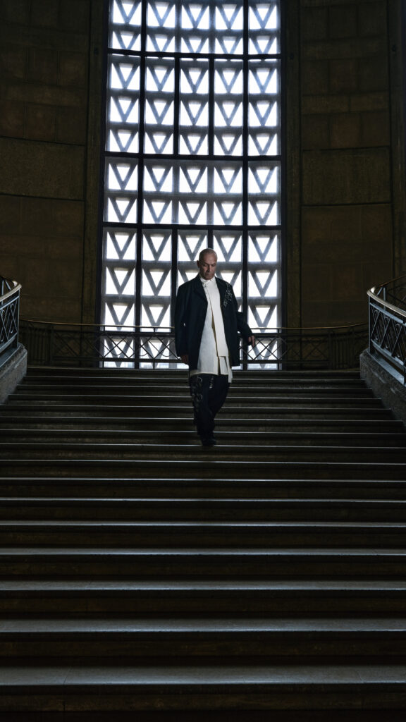 Y-3 FW26 : Mark Gonzales rhabille le vestiaire skate au Palais d'Iéna 38 Y 3 FW26 Mark Gonzales 9x16 14