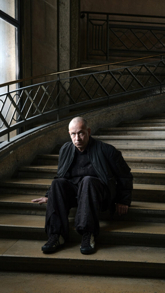 Y-3 FW26 : Mark Gonzales rhabille le vestiaire skate au Palais d'Iéna 26 Y 3 FW26 Mark Gonzales 9x16 2