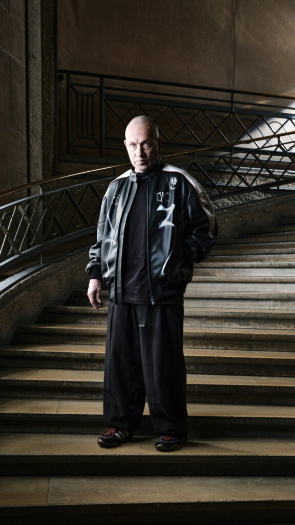 Y-3 FW26 : Mark Gonzales rhabille le vestiaire skate au Palais d'Iéna 29 Y 3 FW26 Mark Gonzales 9x16 5
