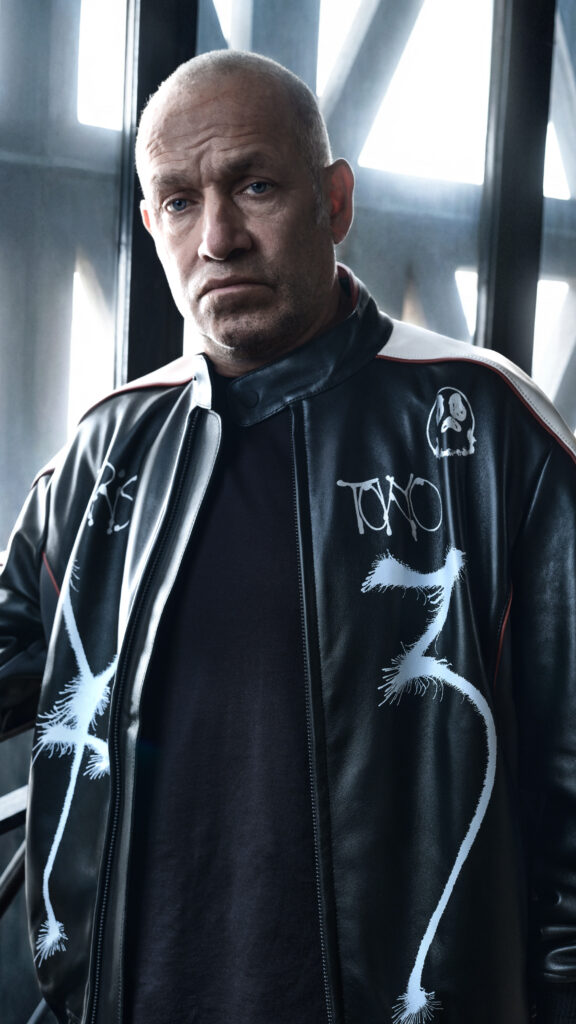 Y-3 FW26 : Mark Gonzales rhabille le vestiaire skate au Palais d'Iéna 31 Y 3 FW26 Mark Gonzales 9x16 7