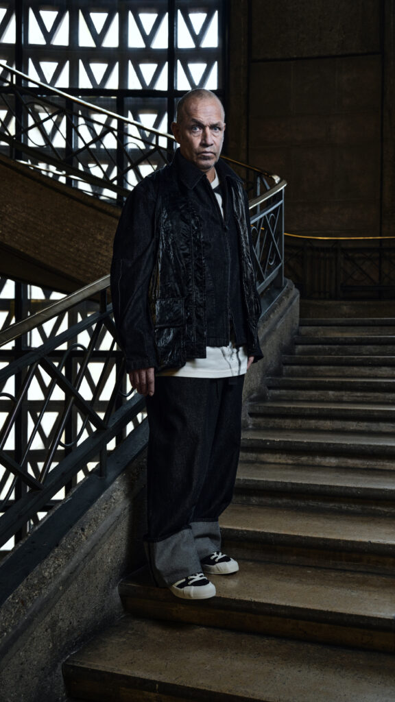 Y-3 FW26 : Mark Gonzales rhabille le vestiaire skate au Palais d'Iéna 32 Y 3 FW26 Mark Gonzales 9x16 8