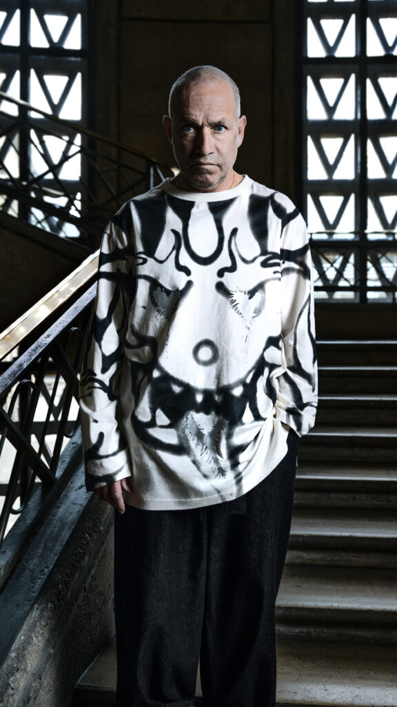Y-3 FW26 : Mark Gonzales rhabille le vestiaire skate au Palais d'Iéna 33 Y 3 FW26 Mark Gonzales 9x16 9
