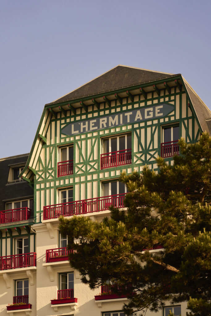À La Baule, l'Hermitage fête un siècle en misant sur la longévité plutôt que la nostalgie 55 ciros la baule friedmann versace tabaste 25