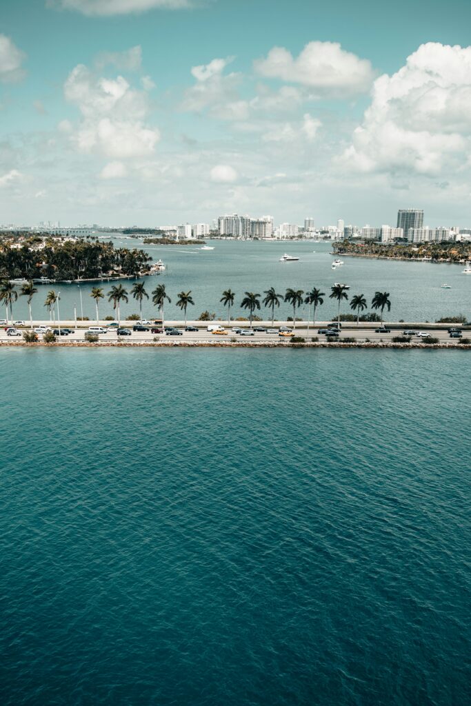 Miami, capitale malgré elle du tourisme Y2K 29 colin lloyd TaITYrNG7Tc unsplash
