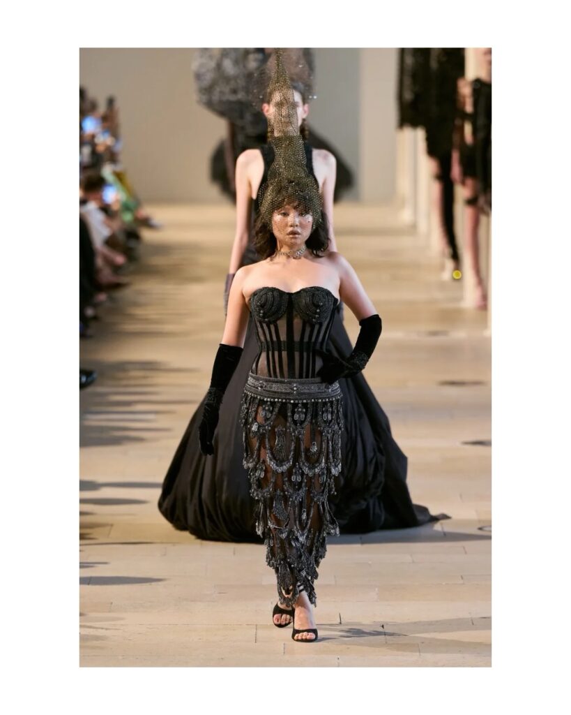 Rahul Mishra, DEVI : quand la broderie sculpte le corps comme la pierre 316 image 2