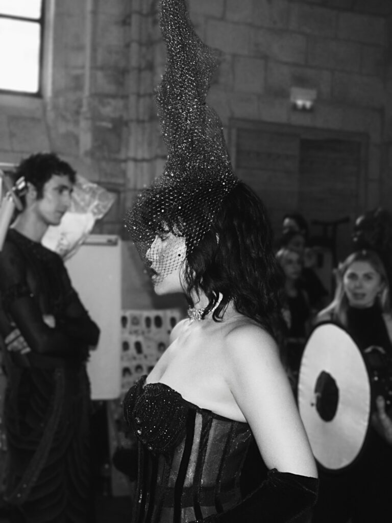 Rahul Mishra, DEVI : quand la broderie sculpte le corps comme la pierre 314 image 3