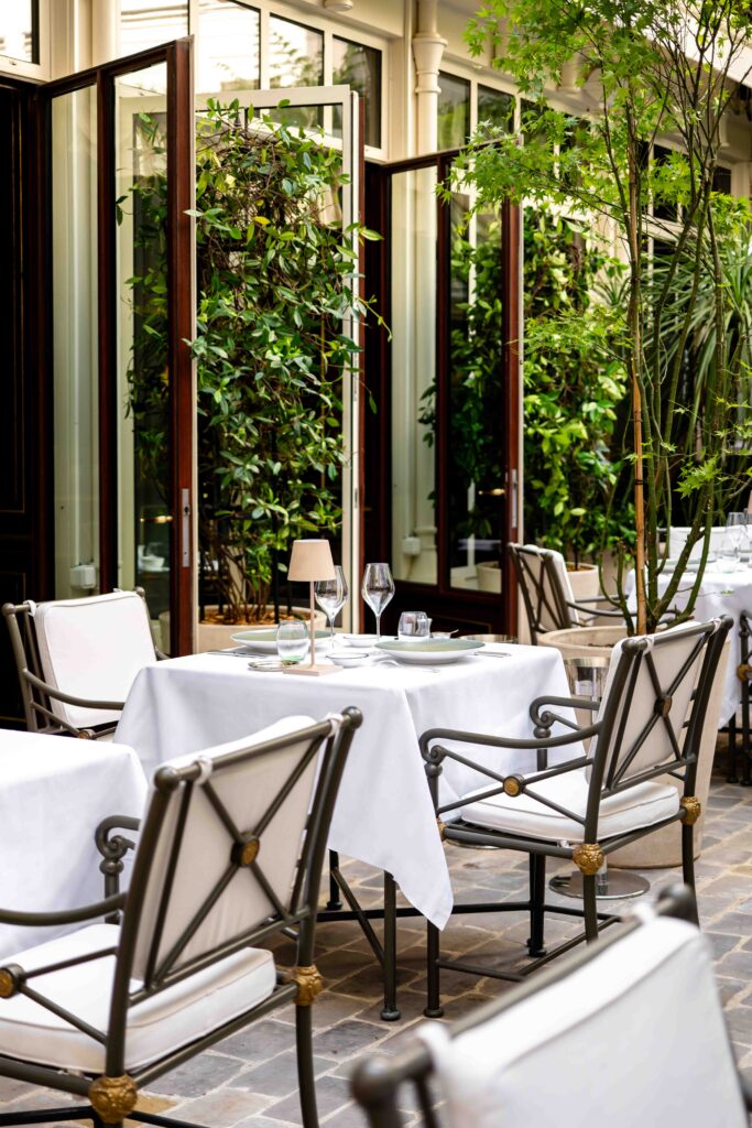 La Réserve Paris, ou l'art d'être le meilleur hôtel du monde sans le crier 25 la reserve paris patio decor geraldine martens 4002 683x1024 1