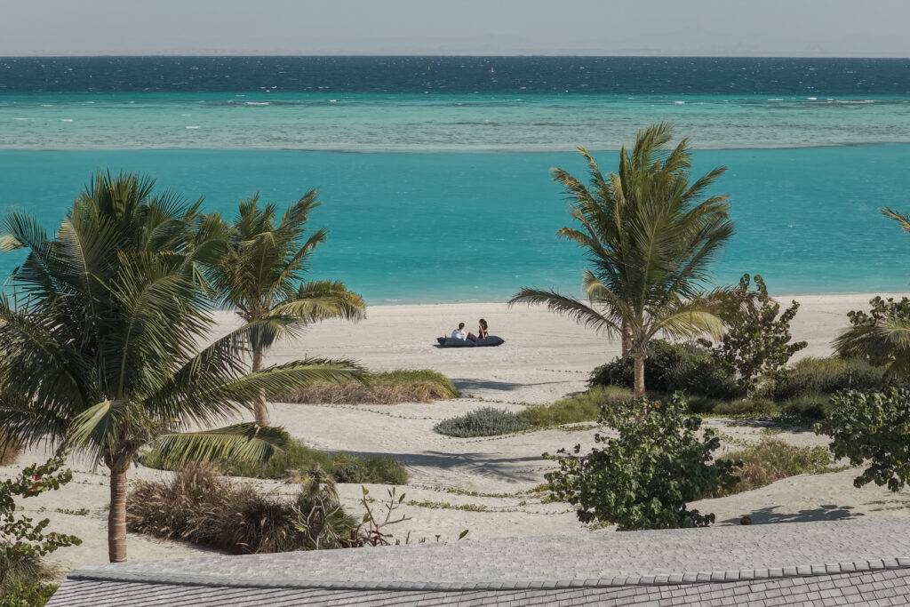 St. Regis Red Sea Resort : quand l'accès conditionne le luxe 49 sr red sea irisandlight 2026 45