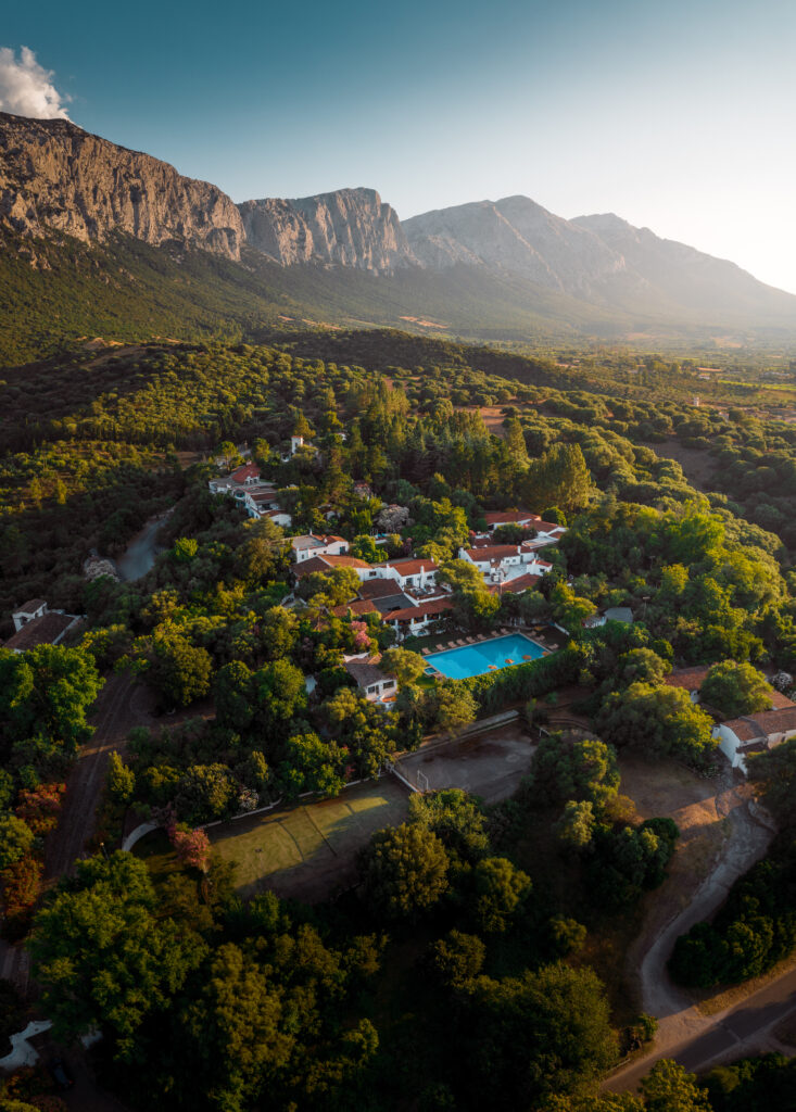 Su Gologone, l'hôtel sarde qui refuse le tourisme permanent 39 su gologone drone view 1.1