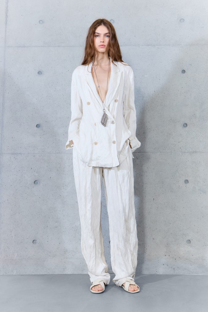 Emporio Armani printemps-été 2027 : le temps inscrit dans la matière 25 001 01