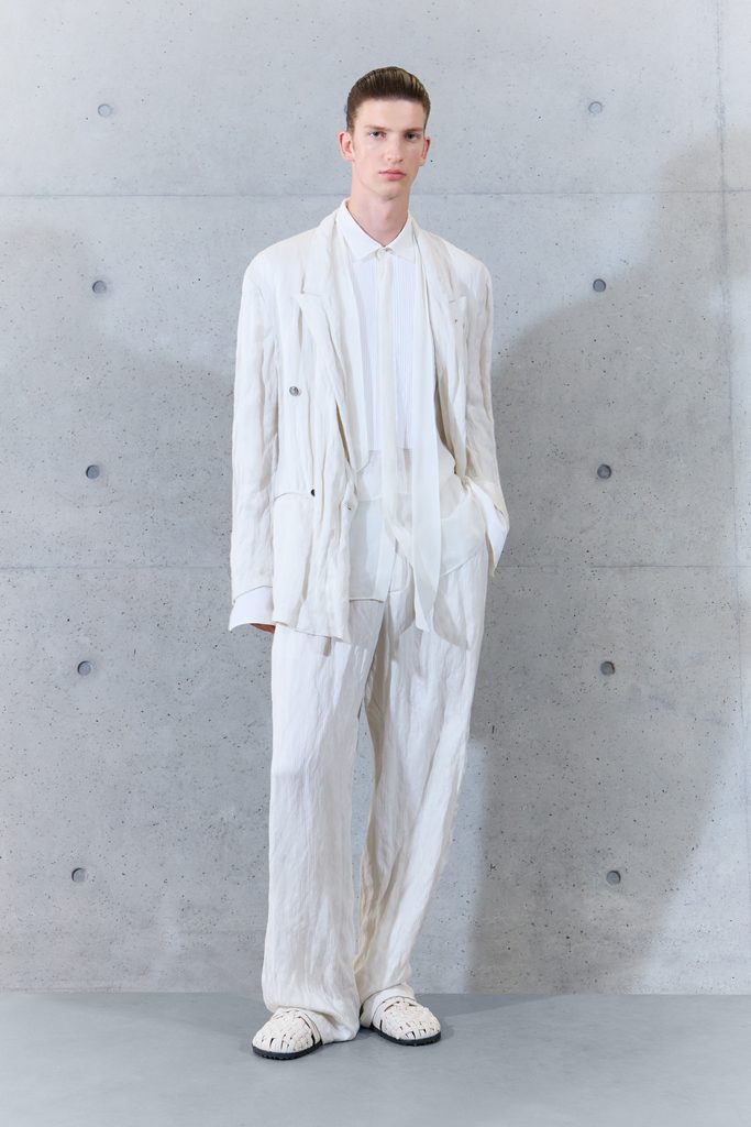 Emporio Armani printemps-été 2027 : le temps inscrit dans la matière 26 002 02