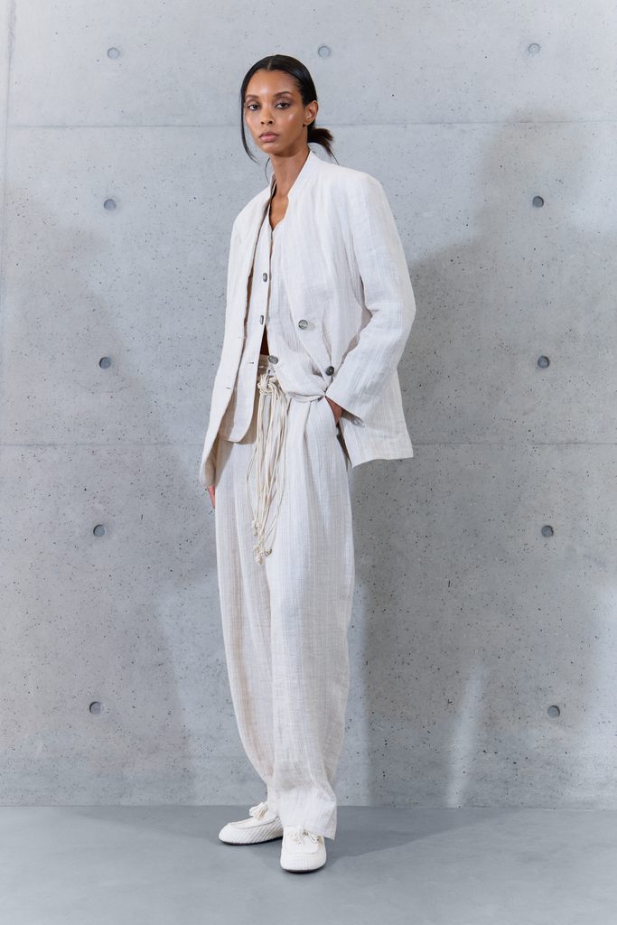 Emporio Armani printemps-été 2027 : le temps inscrit dans la matière 28 004 04