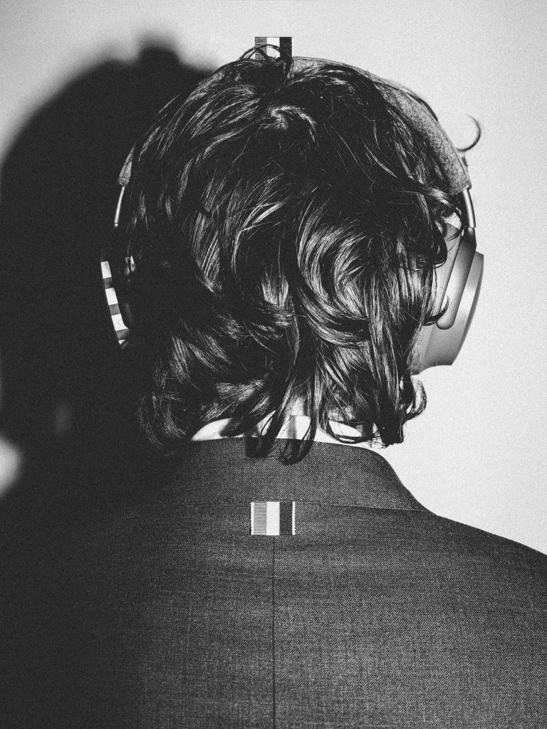 Thom Browne habille le casque Bose de son vestiaire le plus reconnaissable 25 01 by Robbie Lawrence