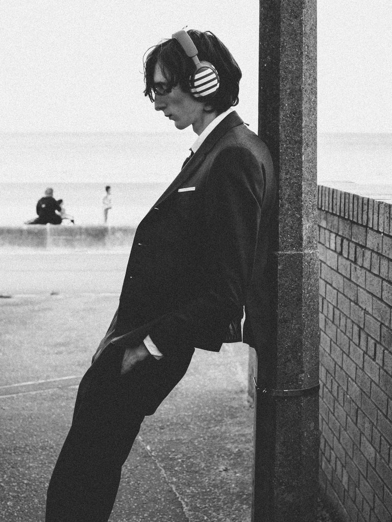 Thom Browne habille le casque Bose de son vestiaire le plus reconnaissable 26 02 by Robbie Lawrence 768x1024 1