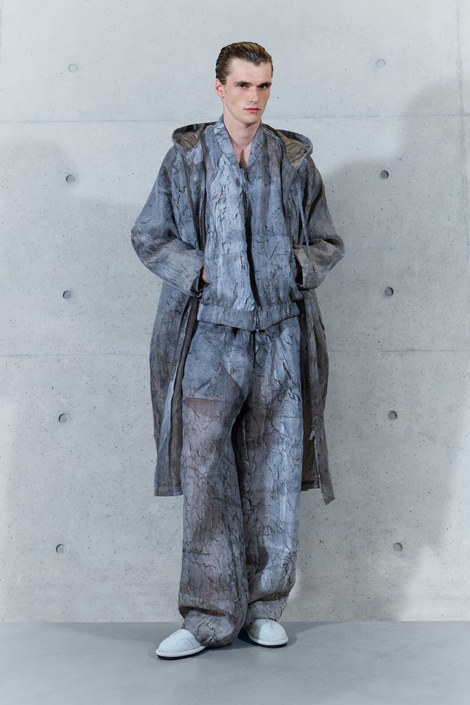 Emporio Armani printemps-été 2027 : le temps inscrit dans la matière 76 052 52