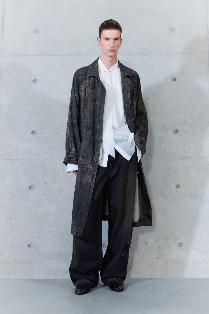 Emporio Armani printemps-été 2027 : le temps inscrit dans la matière 77 053 53