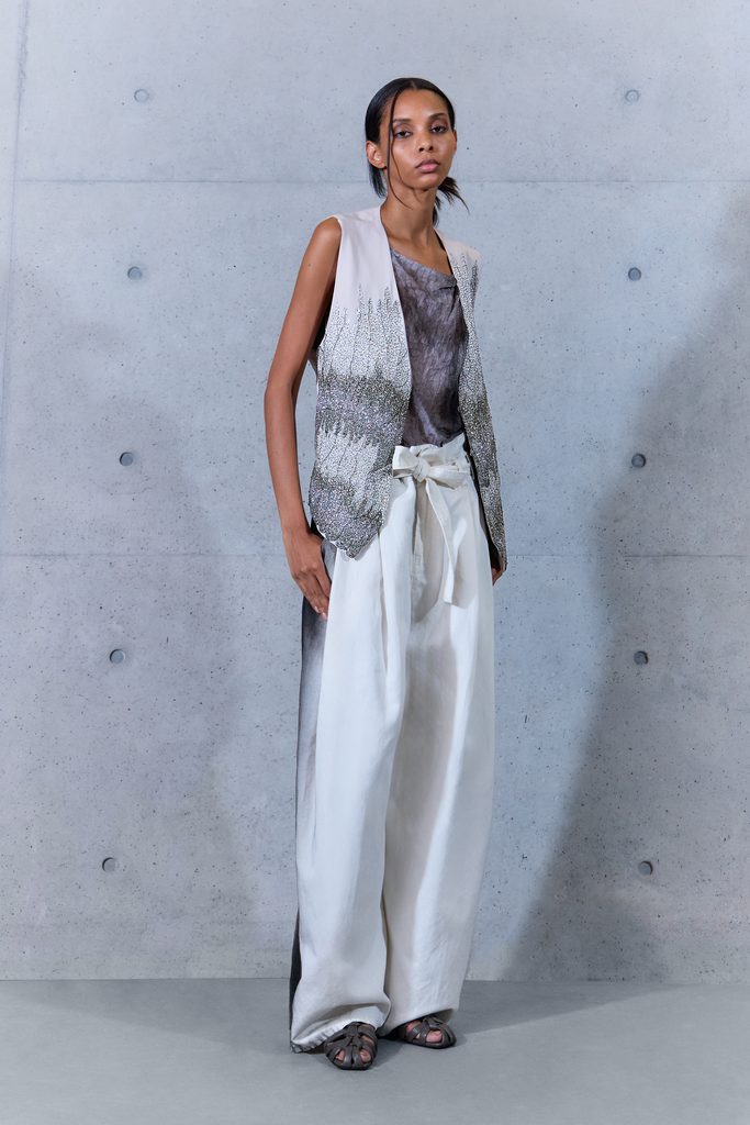 Emporio Armani printemps-été 2027 : le temps inscrit dans la matière 79 055 55