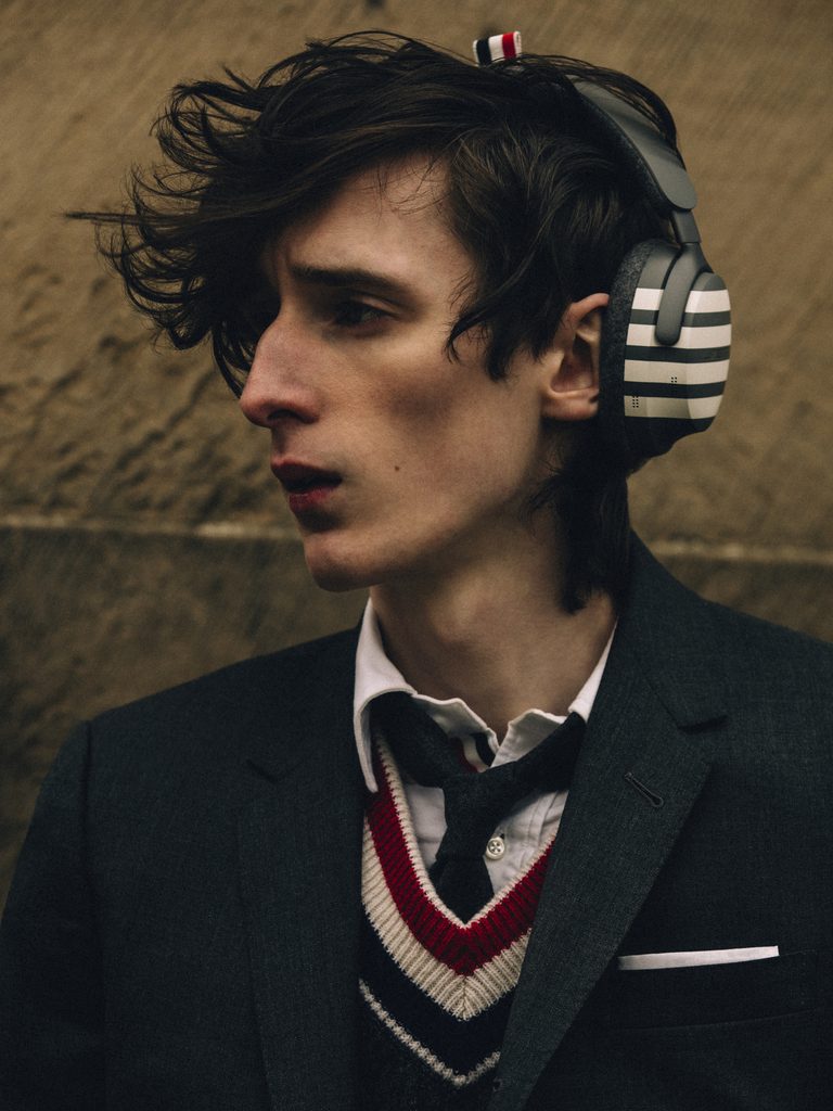 Thom Browne habille le casque Bose de son vestiaire le plus reconnaissable 30 06 by Robbie Lawrence 768x1024 1