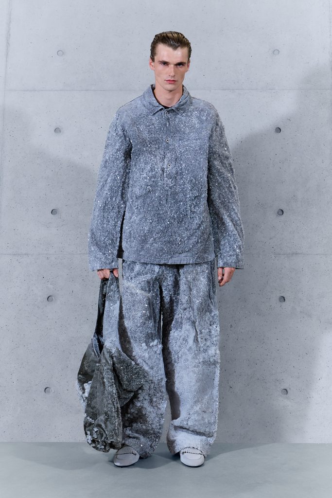Emporio Armani printemps-été 2027 : le temps inscrit dans la matière 85 061 61