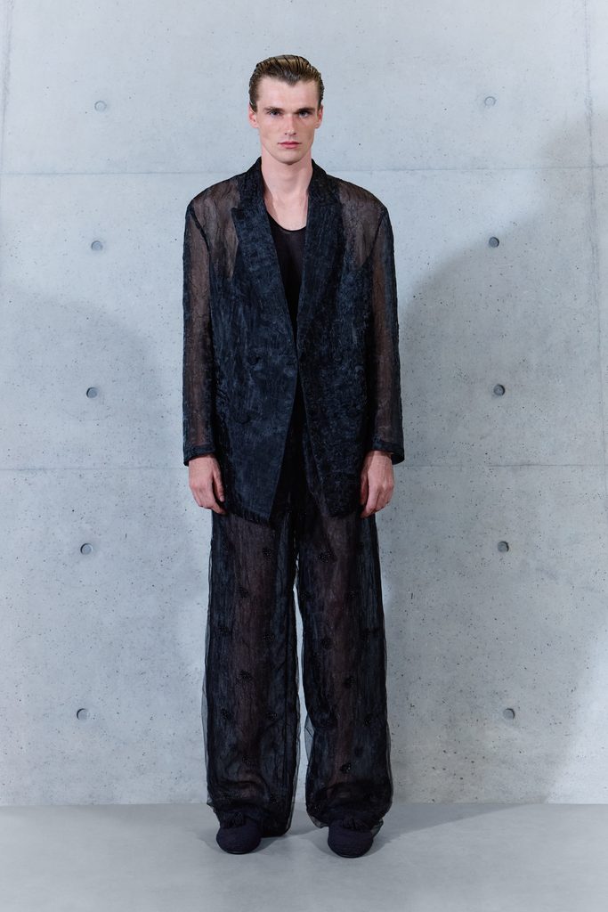 Emporio Armani printemps-été 2027 : le temps inscrit dans la matière 89 065 65