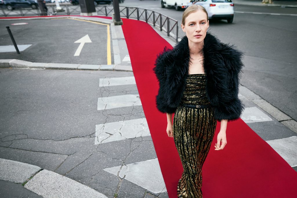 Elie Saab chez H&M : la haute couture beyrouthine descend dans la rue 27 2024 ELIESAAB Guest Designer PR Campaign Landscape Image 3x2 sRGB 300ppi 03