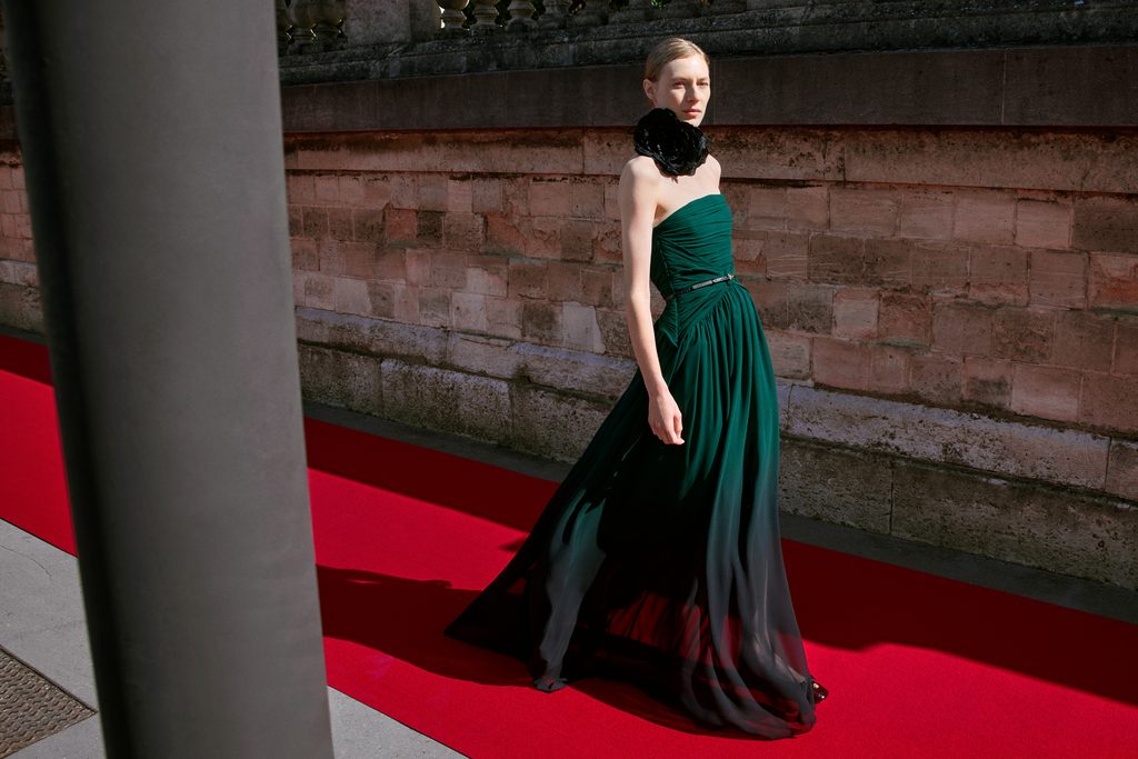 Elie Saab chez H&M : la haute couture beyrouthine descend dans la rue 28 2024 ELIESAAB Guest Designer PR Campaign Landscape Image 3x2 sRGB 300ppi 04