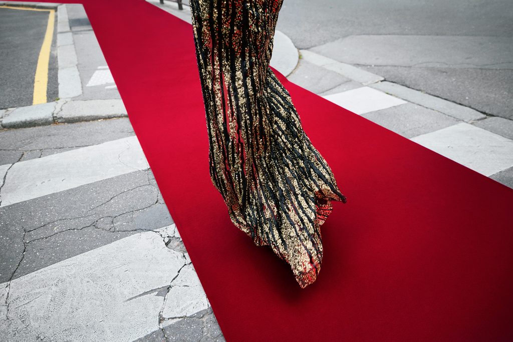 Elie Saab chez H&M : la haute couture beyrouthine descend dans la rue 32 2024 ELIESAAB Guest Designer PR Campaign Landscape Image 3x2 sRGB 300ppi 11