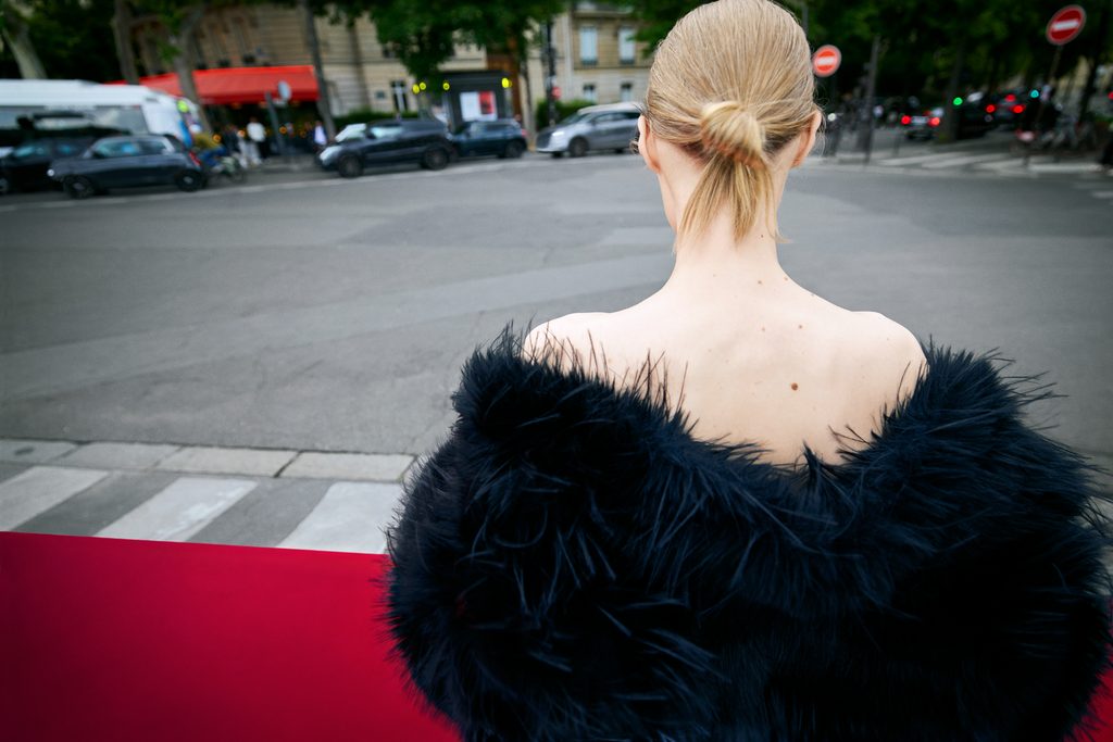 Elie Saab chez H&M : la haute couture beyrouthine descend dans la rue 33 2024 ELIESAAB Guest Designer PR Campaign Landscape Image 3x2 sRGB 300ppi 12